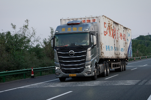 一年行駛超30萬公里 可多掙5-6萬元 北京重卡竟如此能賺？ 